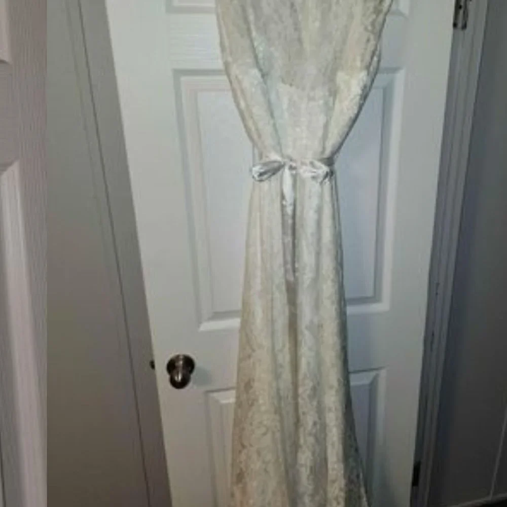 Formal dress - Picture 2 of 3